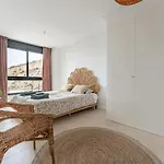 Middle Views פואנגירולה
